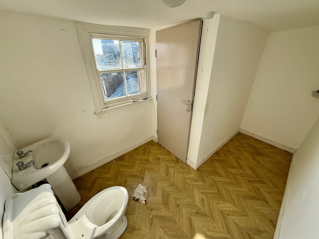 Lot: 29 - SIX-BEDROOM HOUSE FOR IMPROVEMENT - W.C.